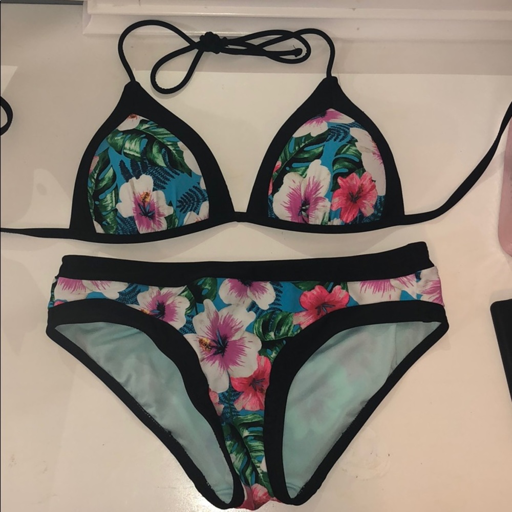 Super cute bikini top!!